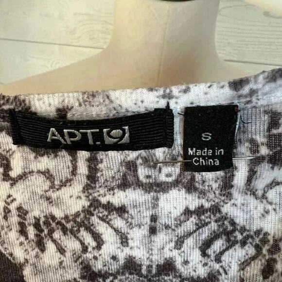 Apt 9 black & white abstract print embellished short sleeve top Size Small - Picture 6 of 6